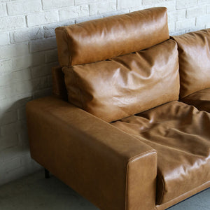 ヘッドレストをソファに取り付けても違和感がないデザイン。 #オーカーブラウン（スーパーレザーテックス）