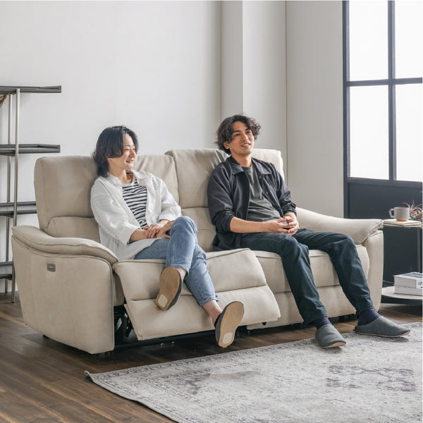 フィット感のあるバケットシートが特徴の３人掛けソファ。休日には映画鑑賞もお楽しみいただけます。 #PLT111 プラチナグレー（プライムレザーテックス）