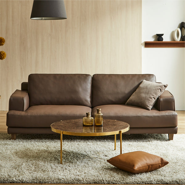 ソファ全体が低くワイドに見えるよう設計。視界を遮らないのでお部屋に圧迫感を与えません。※画像は3人掛けソファ #LT01 キャメル（レザーテックス アニリン）