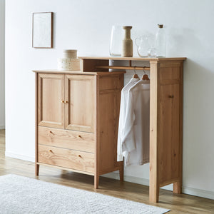 天然木の温もりあるデザイン。真鍮色の取っ手がアクセントとなり、シャープなシルエットが空間をスタイリッシュに演出します。 #Default Title