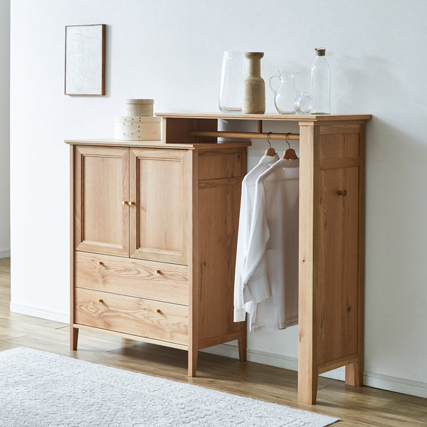 天然木の温もりあるデザイン。真鍮色の取っ手がアクセントとなり、シャープなシルエットが空間をスタイリッシュに演出します。 #Default Title