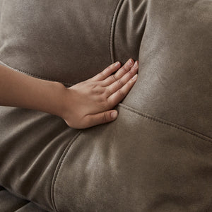 張地にはレザーテックス生地を使用。夏は通気性が良く、冬はひんやりしにくいので年中快適に過ごせます。 #PLT112 ヨーロピアングレー（プライムレザーテックス） #プライム レザーテックス