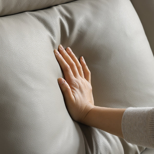 ウレタンフォームとシリコンフィルを使った背もたれは、背中をやさしく包み込みながらもしっかり支えます。 #FLT05 シフォンベージュ（ファインレザーテックス） #左カウチ