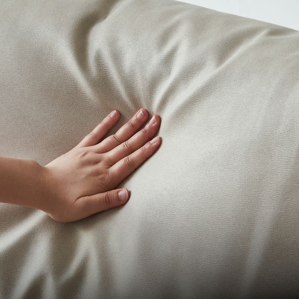 張地にはレザーテックス生地を使用。夏は通気性が良く、冬はひんやりしにくいので年中快適に過ごせます。 #PLT111 プラチナグレー（プライムレザーテックス）