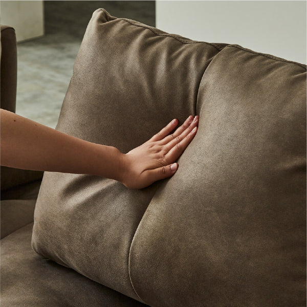 中材には密に詰まったシリコンフィルを使用。柔らかさと適度な弾力性が、腰や背中への負担を軽減します。 #ヨーロピアングレー