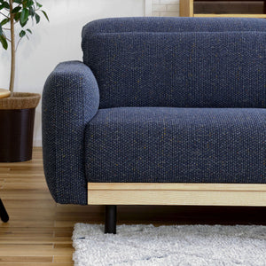 柔らかで丸みを帯びたデザインに、座面や肘に厚みを持たせることでモダンに仕上げました。 #A41 カスタード（ファブリックAランク） #木部ブラウン