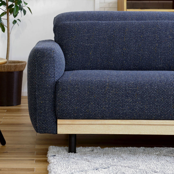 柔らかで丸みを帯びたデザインに、座面や肘に厚みを持たせることでモダンに仕上げました。 #A41 カスタード（ファブリックAランク） #木部ブラウン