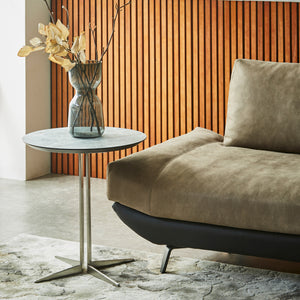 きらりと光るスタイリッシュな脚が魅力。高級感漂うこだわりの配色で、空間を彩ります。 #シャンパンゴールド