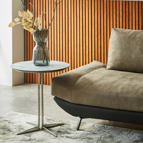 きらりと光るスタイリッシュな脚が魅力。高級感漂うこだわりの配色で、空間を彩ります。 #シャンパンゴールド