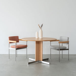 柔らかな丸いダイニングテーブル「OARO」。110cmの程よいサイズ感で、2〜4人の食事シーンにぴったりの円形テーブルです。 #オーク