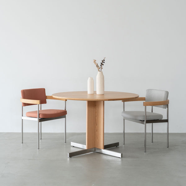 柔らかな丸いダイニングテーブル「OARO」。110cmの程よいサイズ感で、2〜4人の食事シーンにぴったりの円形テーブルです。 #オーク