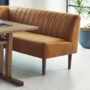 脚はすっきりとした木脚を用いることで、カジュアルな印象を与え、空間に馴染みやすいデザインに。 #LT01 キャメル（レザーテックス アニリン） #左カウチ