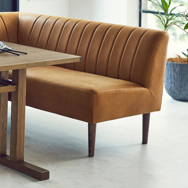 脚はすっきりとした木脚を用いることで、カジュアルな印象を与え、空間に馴染みやすいデザインに。 #LT01 キャメル（レザーテックス アニリン） #左カウチ