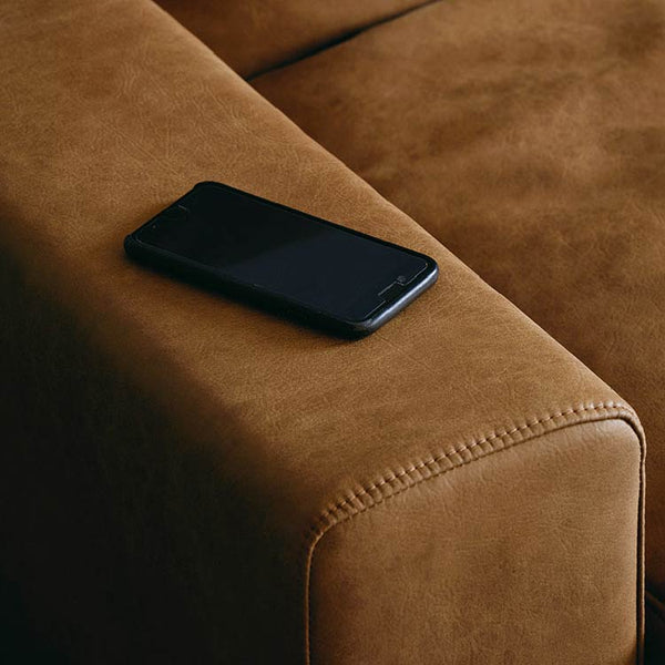 スマホやリモコンなど、ちょっとした小物も置けるので便利です。 #オーカーブラウン（スーパーレザーテックス）