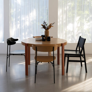 ナチュラルな明るさからモダンなスタイルまで、幅広いコーディネートに対応できる一台です。 #オーク