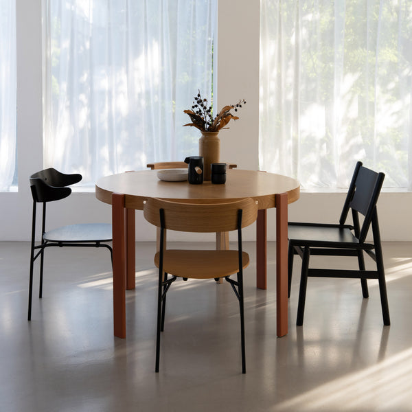 ナチュラルな明るさからモダンなスタイルまで、幅広いコーディネートに対応できる一台です。 #オーク