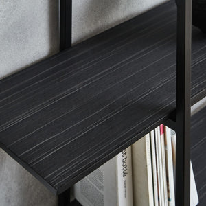 棚板は、キズや汚れに強いメラミン素材を使用しています。木目調のデザインがお部屋にアクセントを添えます。 #幅160cm×高さ161cm #ノーブルブラック