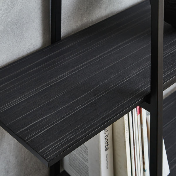 棚板は、キズや汚れに強いメラミン素材を使用しています。木目調のデザインがお部屋にアクセントを添えます。 #幅160cm×高さ161cm #ノーブルブラック