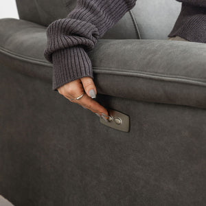 リクライニング操作はソファの左右にあるボタンを軽く押すだけです。お好みの姿勢調節が簡単にできます。 #LT01 キャメル（レザーテックス アニリン）