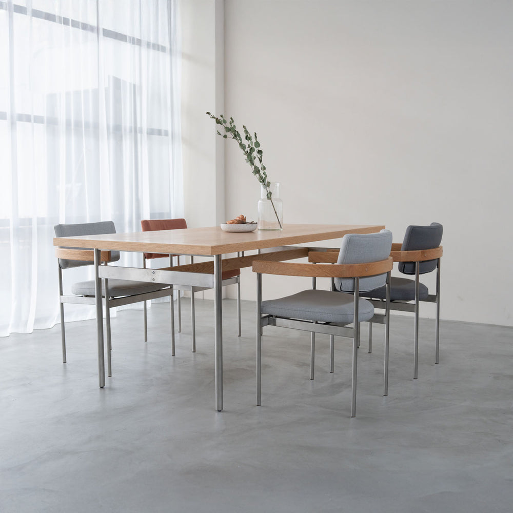 キスト ダイニングテーブル