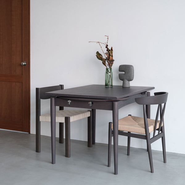 優しい楕円形のフォルムが特徴の伸長式ダイニングテーブル。曲線のあるデザインが空間に柔らかさをもたらし、どんなインテリアにも馴染みます。 #オーク #幅100cm