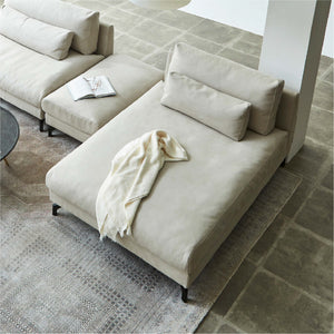 エレガントな雰囲気のソファに細身でスタイリッシュな脚をプラス。 #PLT111 プラチナグレー（プライムレザーテックス）