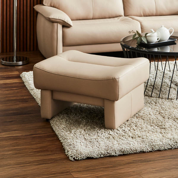 しっかりとしたボリューム感があり、すっきりとシャープな印象の佇まいです。 #FLT01 フォギーグレージュ（ファインレザーテックス）