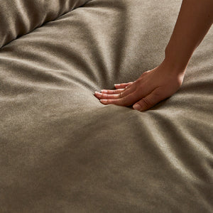 座面には、フェザーと高密度ウレタンを使用し、長時間座っても負担少なく快適にくつろげます。 #PLT105 クロムオレンジ（プライムレザーテックス） #右カウチ