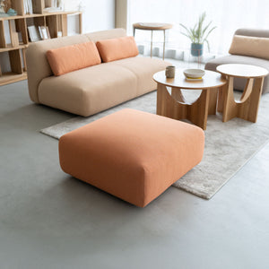 オットマンを組み合わせれば、足を伸ばしてよりリラックス。 自由なレイアウトが楽しめるモジュールソファです。 #アプリコット