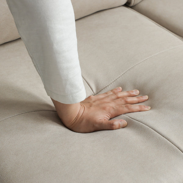 座面には高密度ウレタンフォームを使用しており、しなやかで優しく包み込まれるような座り心地です。 #PLT111 プラチナグレー（プライムレザーテックス）