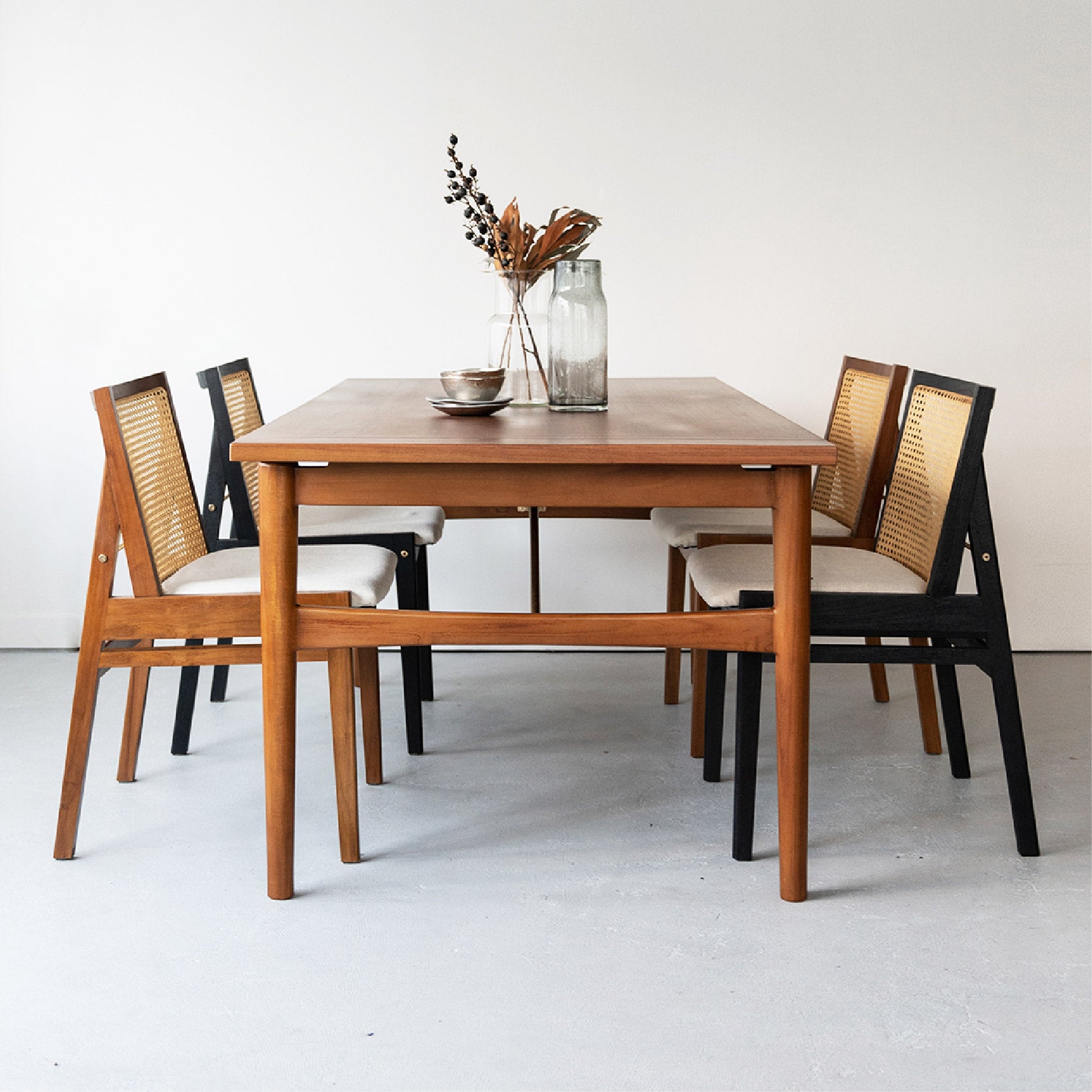 スケイブ ダイニングテーブル