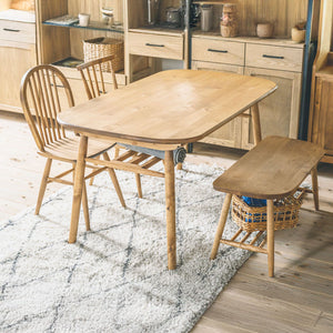 丸みを帯びたナチュラルなデザインなので、異なるデザインのチェアとの組み合わせても馴染みます。 #板座 バーチ材