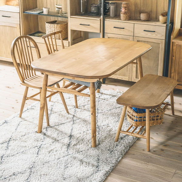 丸みを帯びたナチュラルなデザインなので、異なるデザインのチェアとの組み合わせても馴染みます。 #板座 バーチ材