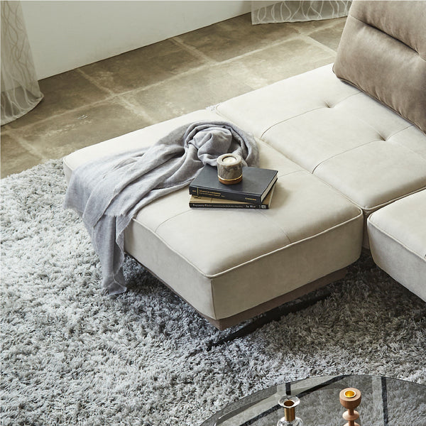 エレガントなフォルムと多様なライフスタイルにマッチするアイランドソファ「アベンタ」。 #PLT102 インディーブルー（プライムレザーテックス）