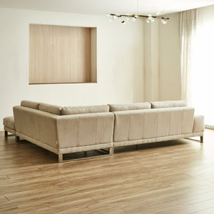 背面のデザインもこだわって作られているため、お部屋の中心においても違和感がありません。 #SLT11 アーモンドブラウン（スーパーレザーテックス）