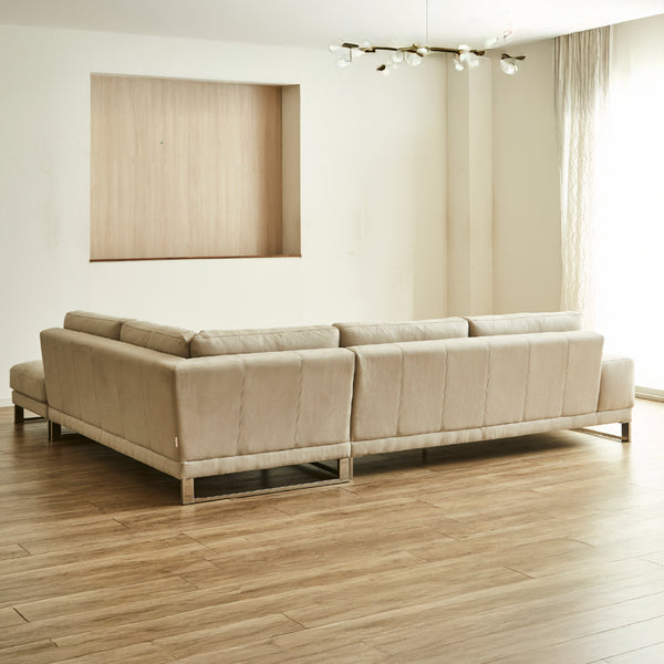 背面のデザインもこだわって作られているため、お部屋の中心においても違和感がありません。 #SLT11 アーモンドブラウン（スーパーレザーテックス）