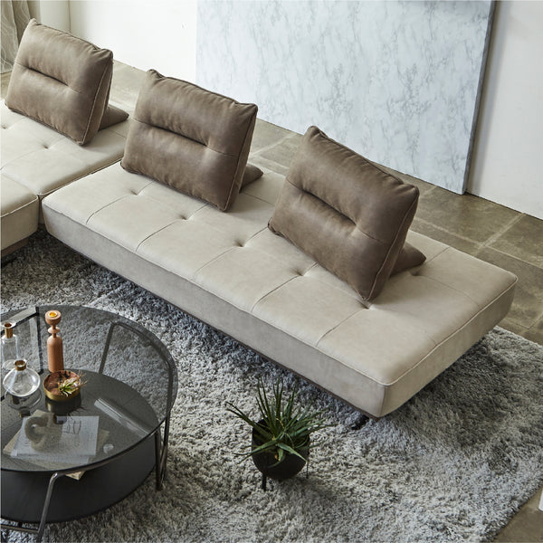 背クッションは置き型式なので、自由に配置してくつろぐことができます。 ※背クッションは別売り #PLT101 ブルースター（プライムレザーテックス）