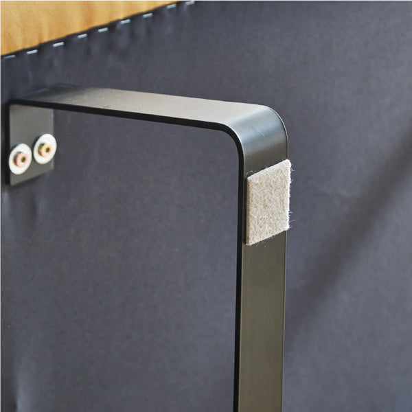 床に接する面積が広く、高い安定感を実現。傷防止フェルト付きで床をやさしく保護します。 #LT01 キャメル（レザーテックス アニリン）