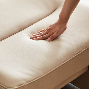 座面には高密度ウレタンフォームを使用しているため、優しく包み込まれるような座り心地です。 #FLT01 フォギーグレージュ（ファインレザーテックス）