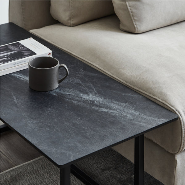 エレガントなブラックストーン調の天板は、メラミン化粧板を採用。上質な素材感を演出します。 #ブラックストーン