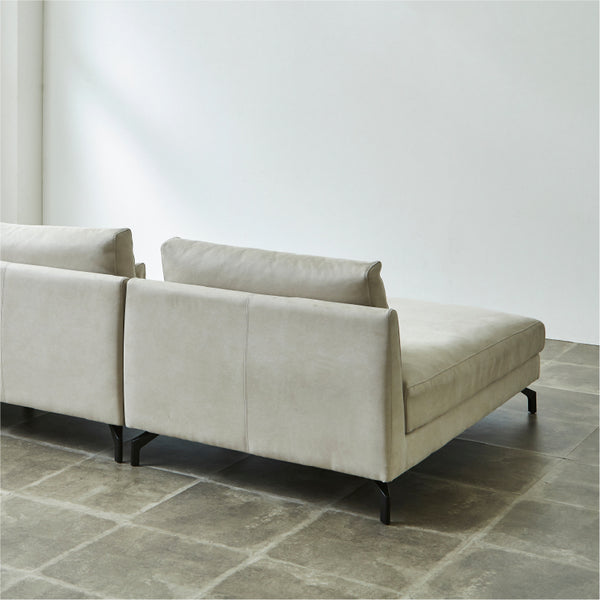 背面までこだわった美しいデザインは、お部屋の中央に置いても圧迫感を与えません。 #PLT111 プラチナグレー（プライムレザーテックス）