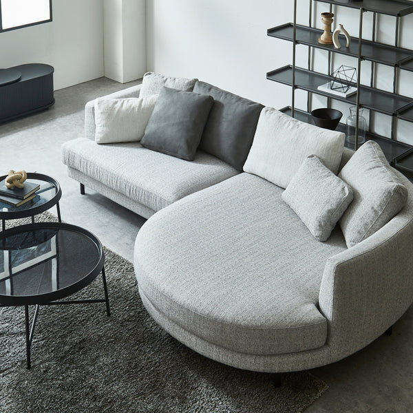 同シリーズのシェーズソファと合わせていただくと、ゆったりとくつろげる上質な空間が完成します。 #左肘