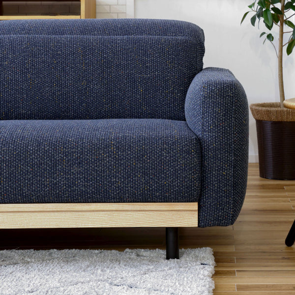 柔らかで丸みを帯びたデザインに、座面や肘に厚みを持たせることでモダンに仕上げました。 #A41 カスタード（ファブリックAランク） #木部ナチュラル