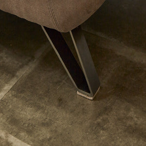 モダンな印象を引き立てるステンレス脚を採用。脚裏には床へのダメージを防ぐフェルトが付いています。 #PLT105 クロムオレンジ（プライムレザーテックス） #左カウチ