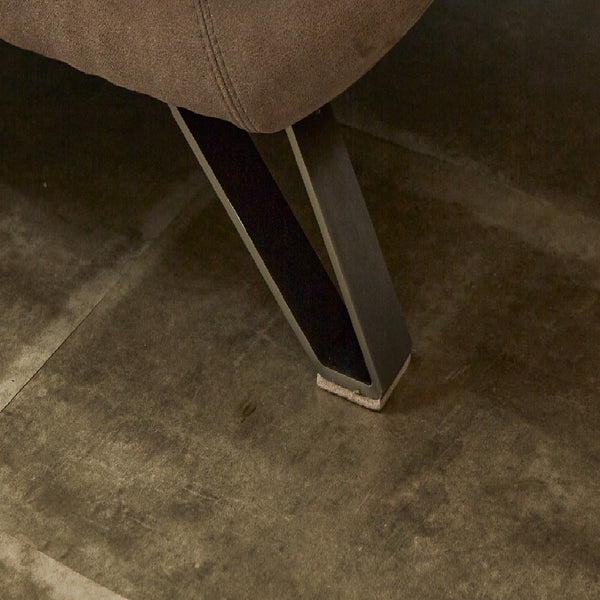 モダンな印象を引き立てるステンレス脚を採用。脚裏には床へのダメージを防ぐフェルトが付いています。 #PLT105 クロムオレンジ（プライムレザーテックス） #左カウチ