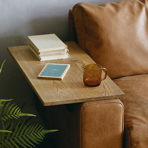 置く場所を気にせず、ちょっとしたテーブルになるアームテーブル。（別売） #オーカーブラウン（スーパーレザーテックス）