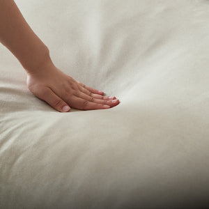 背・座面にはウレタンフォームとスモールフェザーを使用。長時間くつろげる最高の座り心地を実現しました。 #PLT111 プラチナグレー×FLT02 シャドーグレージュ