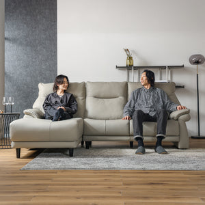 一人ひとりが座りやすいように、中央がくぼんでいるバケットシート型を採用しました。 #FLT05 シフォンベージュ（ファインレザーテックス） #左カウチ