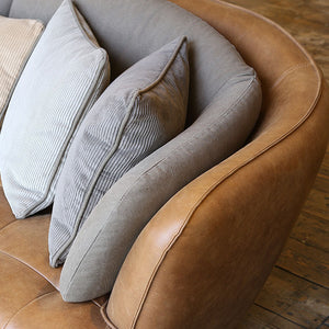 曲線の美しさを最大限まで追求したオピアムソファ。 #SLTオーカーBR