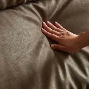 夏は通気性が良く、冬は冷たさを感じにくいレザーテックス生地を使用。年中快適にお使いいただけます。 #PLT105 クロムオレンジ（プライムレザーテックス）